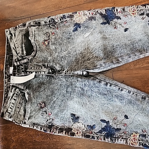 NWT Venus Floral Embroidered Jeans and NWOT Floral Embroidered Jeans - Picture 5 of 9